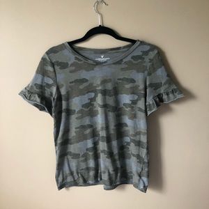American Eagle camo tee! 💚🤍🖤